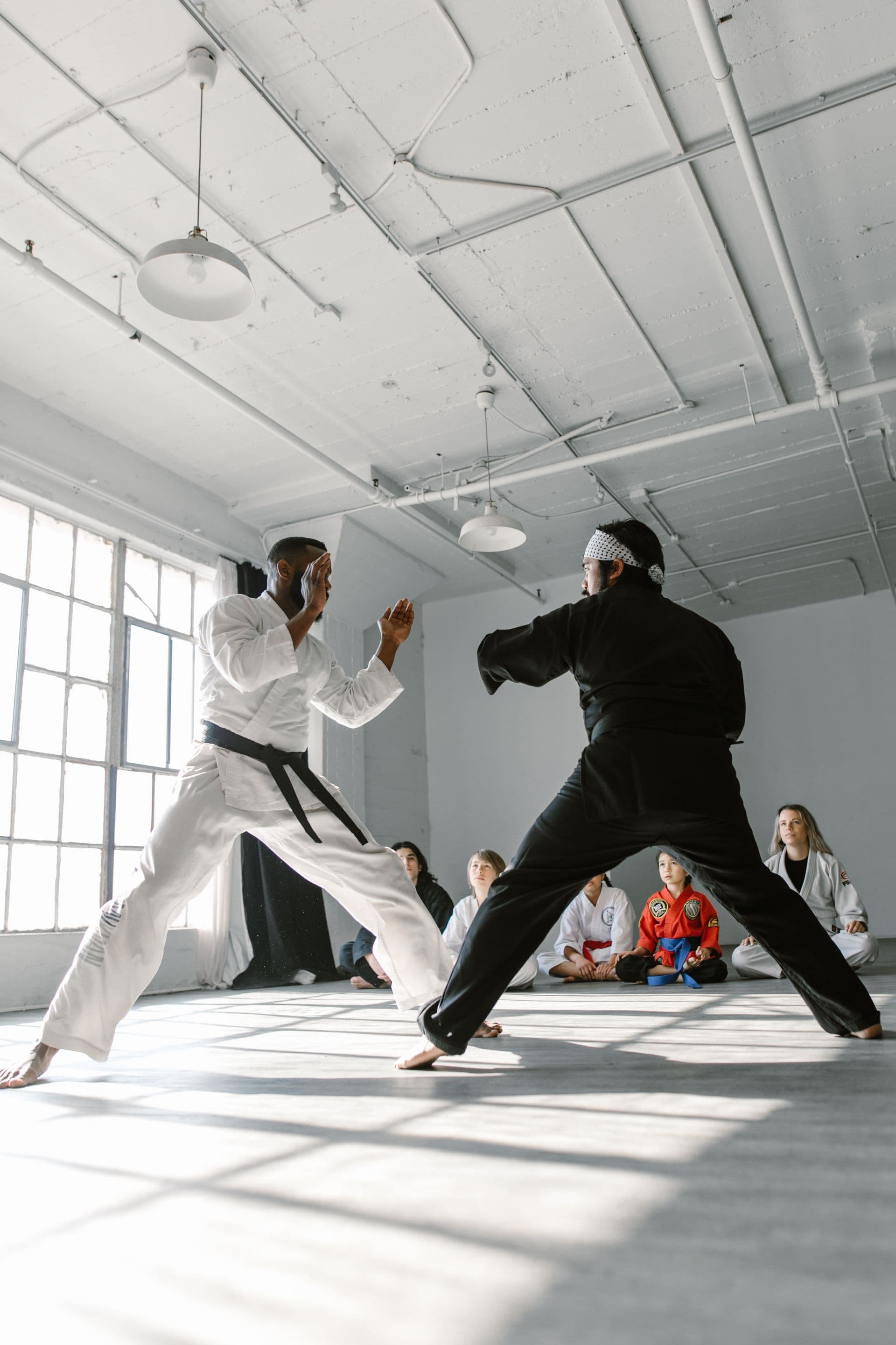 Foto temporal de stock: atletas entrenando grappling en el tatami (reemplazar por fotografía real de la marca)